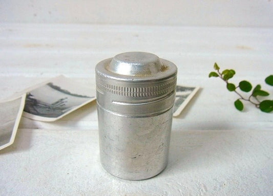 ドイツ製・カメラ用の小さなヴィンテージ・アルミ製フィルムケース