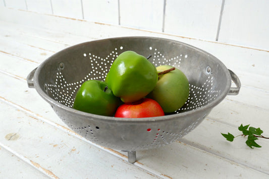 星モチーフ・アルミ製・ハンドル&脚付き・ヴィンテージ・コランダー・水切りボウル・キッチン用品