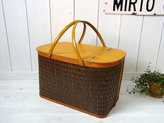 茶色の大きなアンティーク・ピクニック・バスケット USA