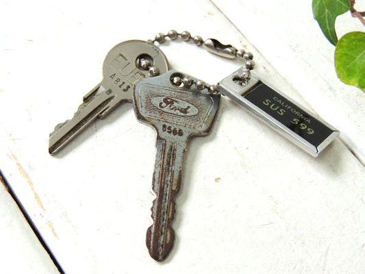 【カリフォルニア・SUS 599】黒ナンバープレート型 ・ヴィンテージ・キーホルダー+Ford鍵