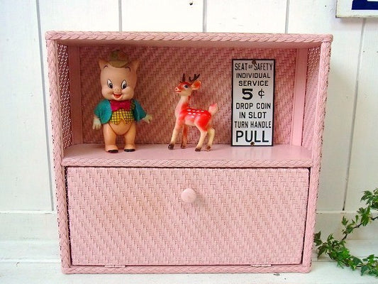 ベビーピンク色・扉付き・アンティーク・ウィッカーシェルフ/飾り棚 USA