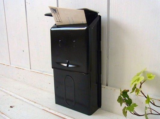 メタル製・黒色の縦型・ヴィンテージ・メールボックス/ポスト/郵便受け USA