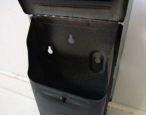 メタル製・黒色の縦型・ヴィンテージ・メールボックス/ポスト/郵便受け USA