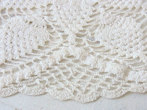 ぷっくりとした花柄モチーフのデッドストック・クロッシェレース・アンティーク・ドイリー/USA