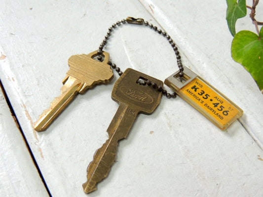 【1957・ウィスコンシン州】ナンバープレート・ビンテージ・キーホルダー+真鍮製・鍵 2本・Ford