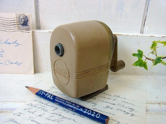 【Berol】ベージュ色・小さなヴィンテージ・ペンシルシャープナー/鉛筆削り USA