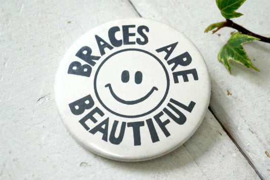 BRACES ARE BEAUTIFUL 70s スマイル ビンテージ・缶バッジ アクセサリー US