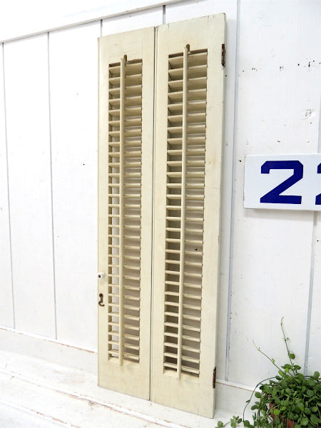 シャビーな木製・アイボリー色・アンティーク・ウッドシャッター/ルーバー/ヴォレー/建具 USA②