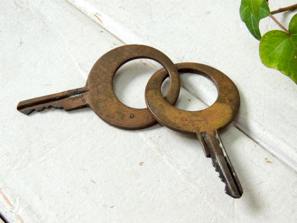 【ダブル】デザイン・お洒落なアンティーク・真鍮製・鍵・キー
