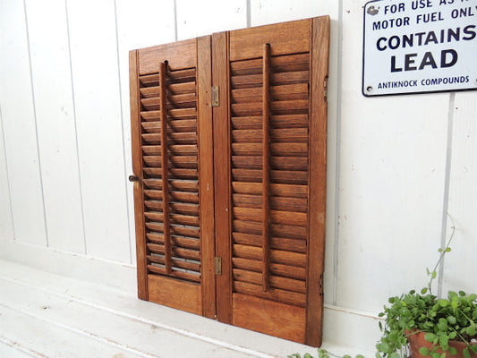 白いペンキの付いた木製・アンティーク・ルーバー・ヴォレー・ウッドシャッター・建具・インテリア