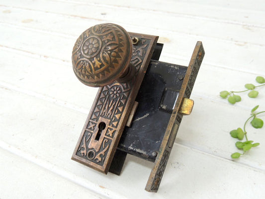 ユリの紋章&花柄・ラッチバックセット・真鍮製・アンティーク・ドアノブ/ドアレバー USA