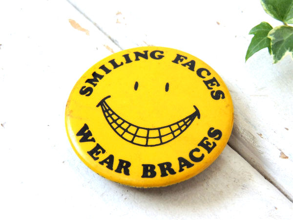 スマイル 1970s SMILING FACES WEAR BRACES ヴィンテージ・缶バッジ