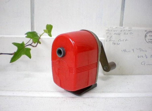 USA Apsco社・赤色のヴィンテージ・ペンシルシャープナー