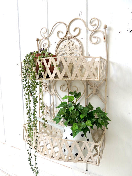 【クリーム色・ユリ模様】アイアン製・2段・ヴィンテージ・ウォールラック(シェルフ)