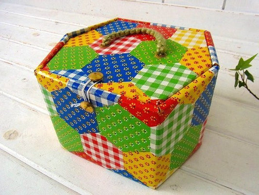アメリカ製!カラフルなパッチワーク柄・厚紙製・2段式・ヴィンテージ・ソーイングボックス/裁縫箱