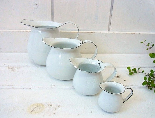 白色の小さなアンティーク・ホーローピッチャー・4つセット USA