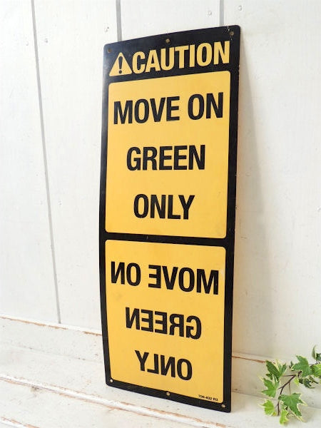 【CAUTION】MOVE ON GREEN ONLY・ヴィンテージ・サイン・看板・USA・道路標識