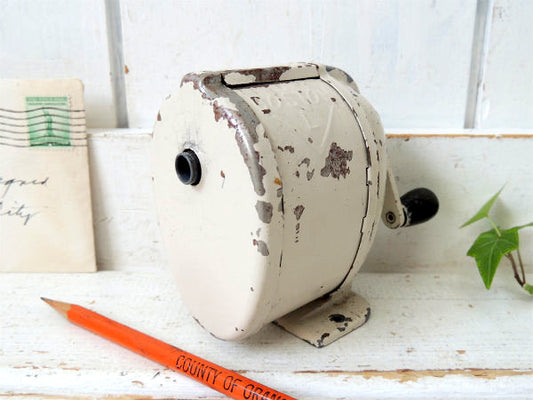 【アイボリー・ペイント】ボストン・ヴィンテージ・ペンシルシャープナー・鉛筆削り・木製ハンドル