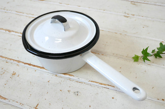 ホーロー製 蓋付き ホワイト×ブラック ヴィンテージ ミルクパン 片手鍋 ソースパン アウトドア