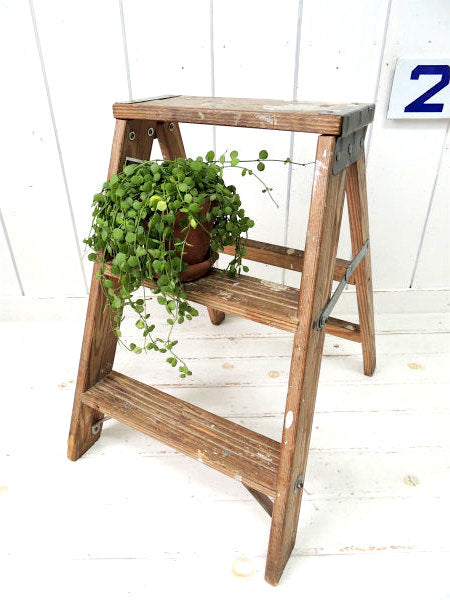 白いペンキの付いた木製・ステップラダー/脚立/ステップスツール USA