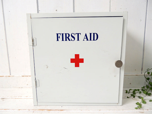 FIRST AID ファーストエイド・3段式・ヴィンテージ・救急箱 メディスンキャビネット 飾り棚