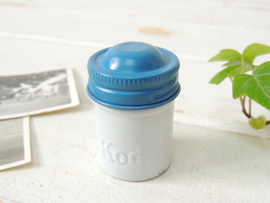 【Kodak】コダック・カメラ用の小さなヴィンテージ・フィルムケース・USA・青・白