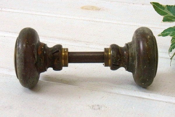 古い真鍮製・小さなアンティーク・ドアノブ/建材 USA