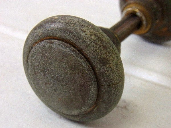 古い真鍮製・小さなアンティーク・ドアノブ/建材 USA