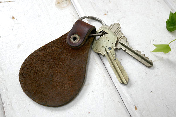 ヒッピースタイル USA フラワー柄・ヴィンテージ・革製・型押し レザー キーホルダー 古鍵2本付き