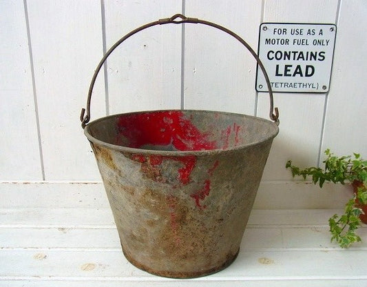 赤いペンキの付いたジャンクなブリキ製・ヴィンテージ・バケツ/ガーデニング USA