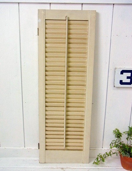 アイボリー色のシャビーな木製・アンティーク・ルーバー/ヴォレー/シャッター/建具 USA