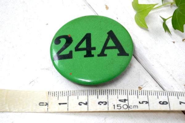 USA グリーン×ブラック  24A ヴィンテージ・英数字・ナンバー付き・缶バッジ・アドバタイジング