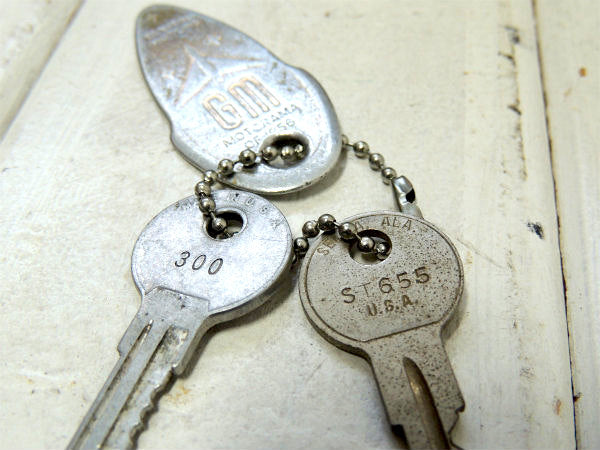 【1956's・GM・スペーシーデザイン】シボレー・キャデラック・キーホルダー・古鍵2本付き