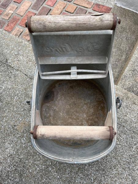 Deluxe シャビーなメタル製・モップ絞り器付き・50's ヴィンテージ・バケツ USA