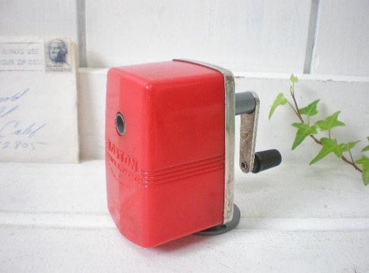 【BOSTON】ボストン・赤色の小さなアンティーク・ペンシルシャープナー/鉛筆削り USA