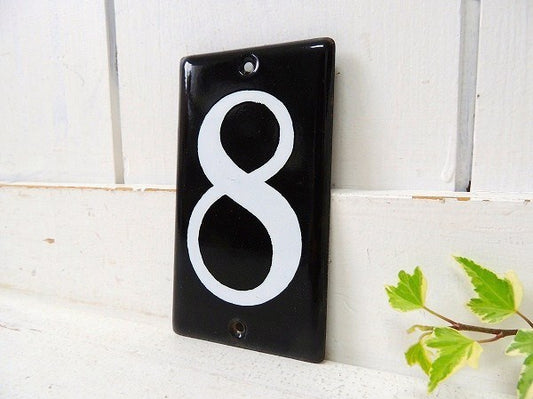 黒×白・ホーロー製・小さなヴィンテージ・“8”ナンバーサイン/ナンバプレート