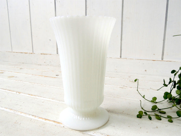 【USA・E.O. Brody Co】ホワイト・ミルクガラス製・ビンテージ・フラワーベース・花瓶