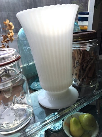 【USA・E.O. Brody Co】ホワイト・ミルクガラス製・ビンテージ・フラワーベース・花瓶