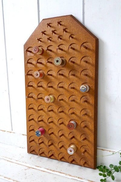 壁掛け式・木製・ヴィンテージ・スプールホルダー・糸巻きホルダー・ボビンホルダー・裁縫用品 USA