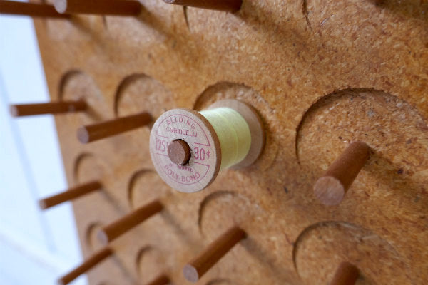壁掛け式・木製・ヴィンテージ・スプールホルダー・糸巻きホルダー・ボビンホルダー・裁縫用品 USA
