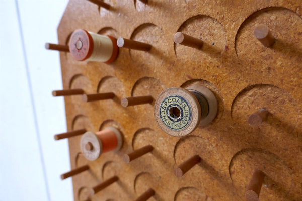 壁掛け式・木製・ヴィンテージ・スプールホルダー・糸巻きホルダー・ボビンホルダー・裁縫用品 USA