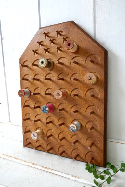 51個用・壁掛け式・木製・ヴィンテージ・スプールホルダー・糸巻き・ボビンホルダー・裁縫道具 USA