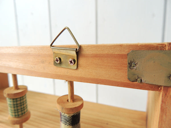 糸巻きモチーフ付き・木製・ヴィンテージ・ソーイングボックス 裁縫棚 卓上チェスト