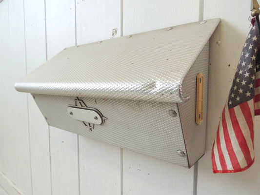 スペーシーデザイン・シルバー色・アルミ製・ヴィンテージ・メールボックス/郵便受け/ポスト