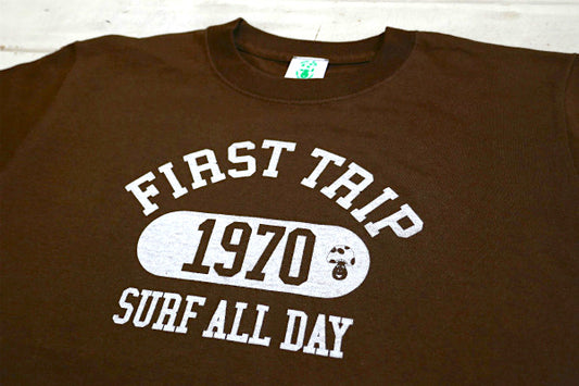 【First Trip】ファーストトリップ ダークブラウン カレッジロゴ オリジナル Tシャツ
