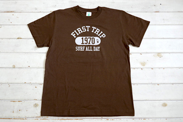 【First Trip】ファーストトリップ ダークブラウン カレッジロゴ オリジナル Tシャツ