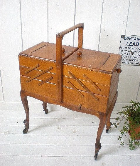 木製 脚付きアンティーク・ソ-イングボックス・裁縫箱(キャスター付き)USA