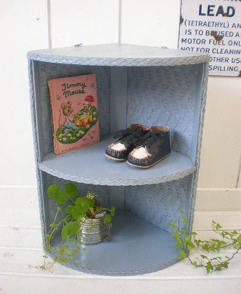 水色のヴィンテージ・ウィッカー編みコーナー・シェルフ/飾り棚