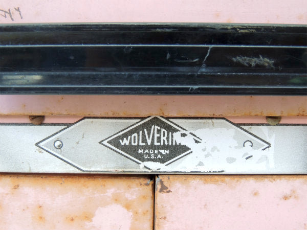 Wolverine USAキッズ ティン製 ベイビーピンク 50's ヴィンテージ キッチンキャビネット 棚 ヴィンテージ ステッカー付き アメ車 ホットロッド ガレージ モーター系