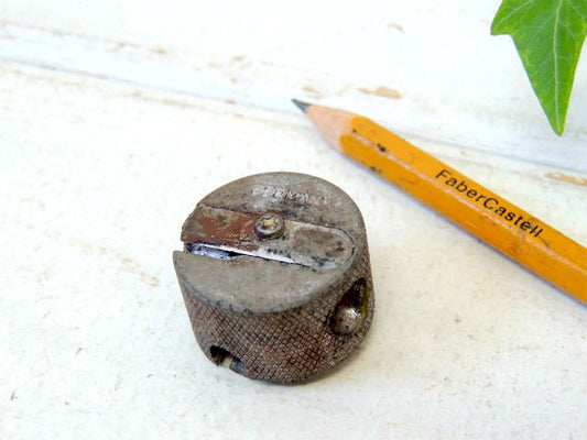 【二つ穴タイプ・GERMANY】ドイツ製・アンティーク&ヴィンテージ・ペンシルシャープナー・鉛筆削り